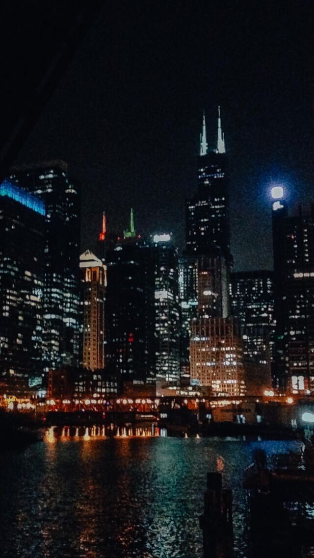 Day or night this city is beautiful. 😍⁣
⁣
Here’s where to find some of the best *free* views to admire it: ⁣
⁣
⁣
🌃 State Street⁣
⁣
🍁 Milton Lee Olive Park⁣
⁣
🎡 Navy Pier⁣
⁣
🌁 DuSable Bridge⁣
⁣
🌉 Dearborn Street Bridge⁣
⁣
🌊 North Ave Beach⁣
⁣
🗼Water Tower⁣
⁣
🪐 Adler Planetarium⁣
⁣
⁣
#citynightsky #citynightshoot #citynightscape #citylightscitynights #citylights🌃 #chicagotravelblogger #chicagobloggerphotography #chicagostyleblogger #bloggerofchicago #chicagobloggerscommunity #bloggerschicago #chicagobloggerstyle #chicagobloggerphotographer #chicagolandblogger #chicagoviews🏙 #chicagoviews❤️ #chicagoviews💖